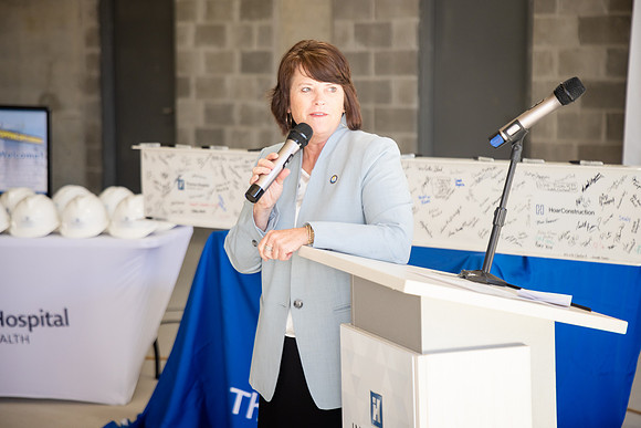 THOMAS-HOSPITAL-TOPPING-OFF-CEREMONY-BLUE-ROOM-PHOTOGRAPHY-4672