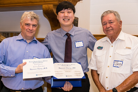 THOMAS-HOSPITAL-INTERNAL-MEDICINE-RESIDENCY-GRADUATION-BLUE-ROOM-PHOTOGRAPHY-2955