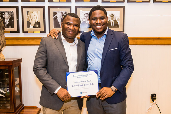 THOMAS-HOSPITAL-INTERNAL-MEDICINE-RESIDENCY-GRADUATION-BLUE-ROOM-PHOTOGRAPHY-3001